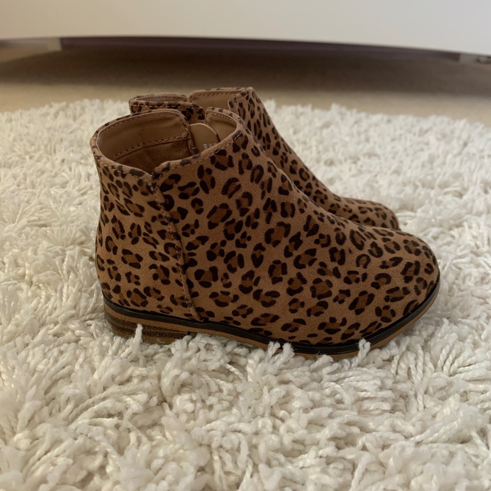 Baby girls leopard booties size 8
